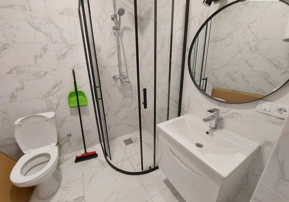 Здається 1-км.Біля Парку.