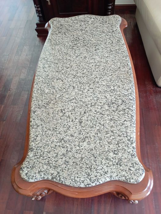 Mesa de centro antiga com o tampo  de mármore