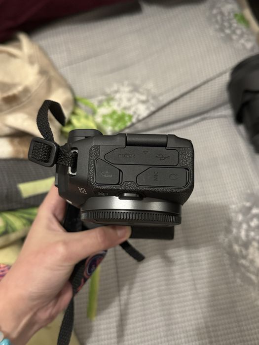 Продам камеру (фотоапарат) canon R8 повнокадровий