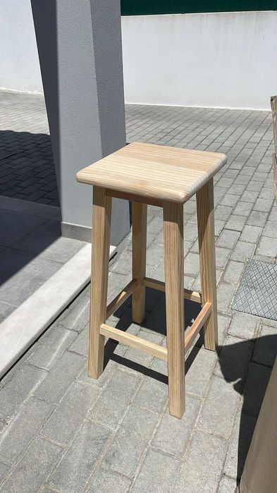 Banco Alto Quadrado em Madeira Maciça (70 cm) – Novo + Portes Grátis
