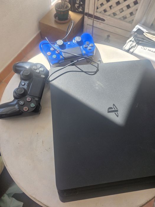 PS4 Slim 500GB + 2 Comandos (Preto e Azul)