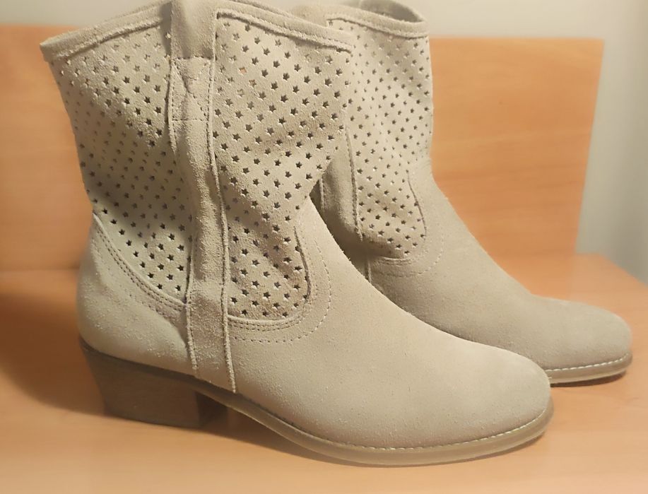 Botas cano curto em pele - Novas