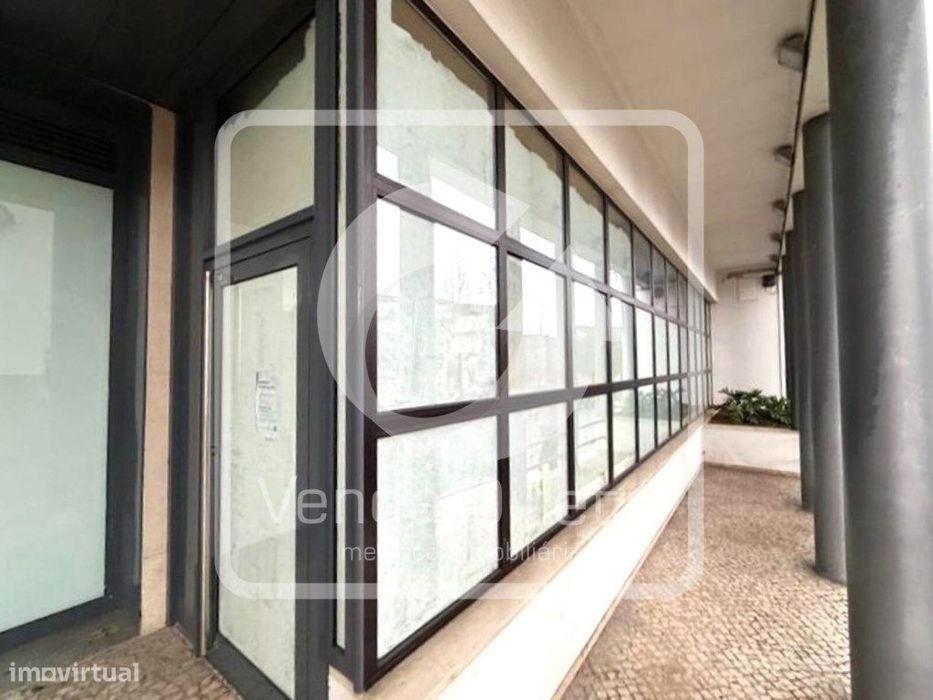 Loja ampla com excelente visibilidade no centro de Vila Nova de Poi...