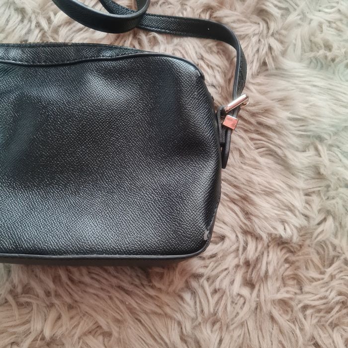 Guess mała czarna torebka listonoszka 21x14 cm złote elementy ale posi