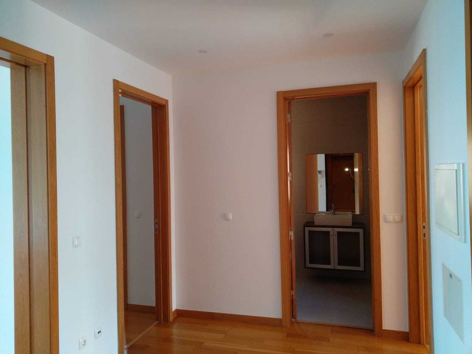 Arrenda-se apartamento T2 junto ao campo futebol de  Tires