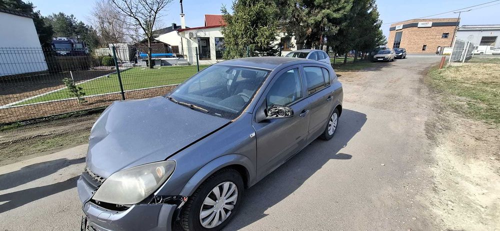 Opel Astra rocznik 2005 uszkodzony