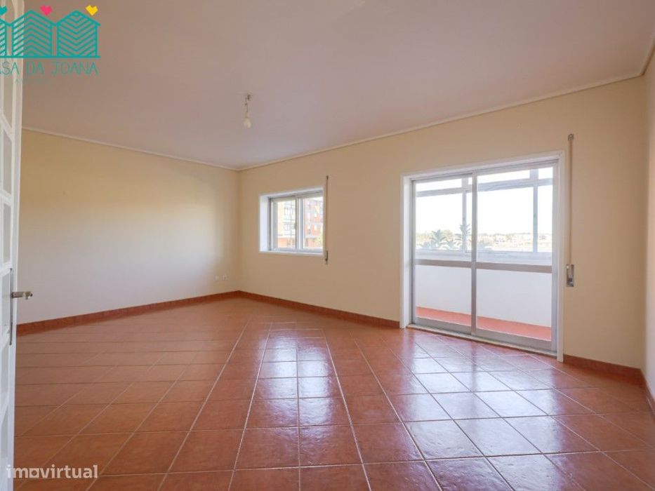 Apartamento T3 com Garagem Fechada em Esgueira
