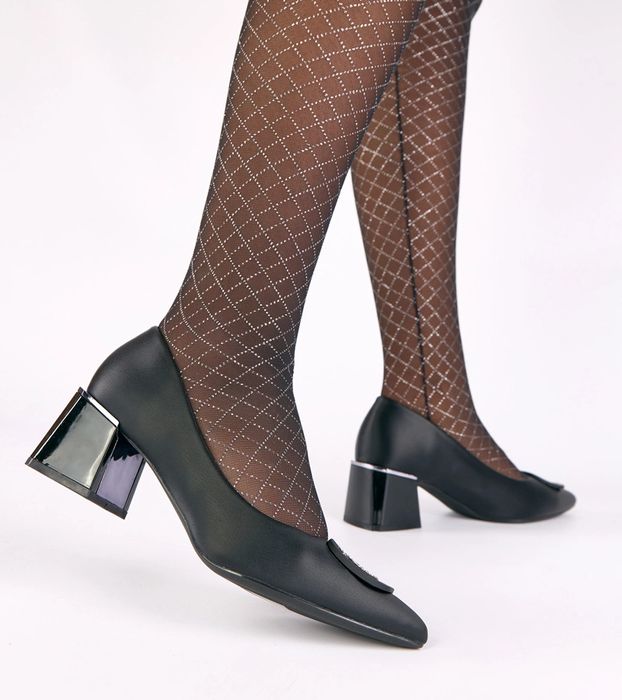 Czarne czółenka na słupku zdobione cyrkoniami Merla