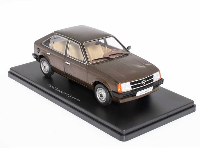 Opel Kadett D w skali 1:24 - nowy w org opakowaniu i z gazetka