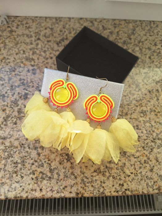 Żółte kolczyki sutasz