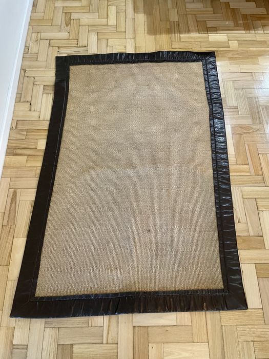 Tapete beje com faixa castanha