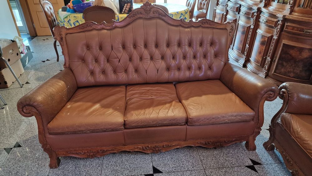 Vendo 3 Sofás em pele e uma mesa de sala.