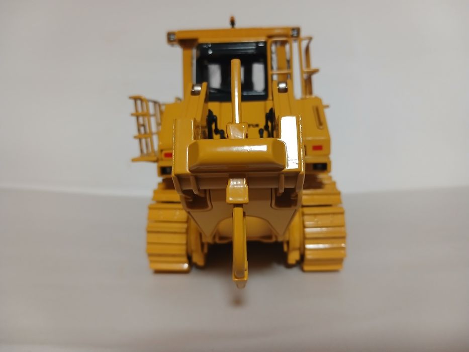 модель бульдозера , масштаб 1/43