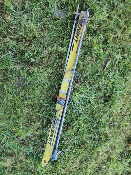 Stare drewniane narty, zabytek, retro