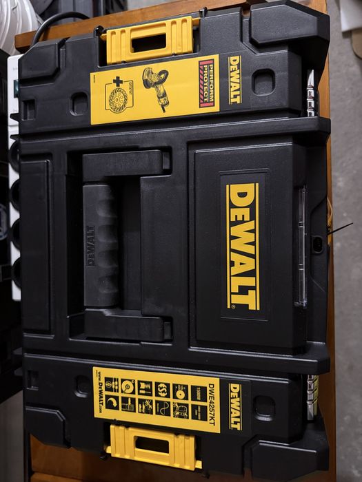 Dewalt DWE4257  Szlifierka kątowa regulacja walizka oraz akcesoria