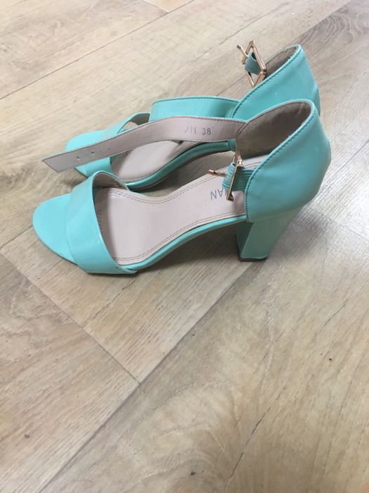 Босоніжки жіночі