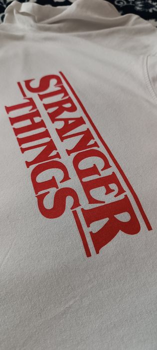 t-shirt biały z napisem stranger things