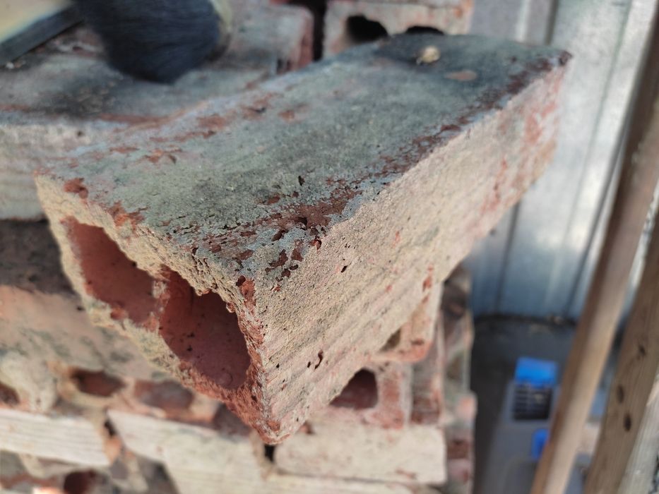 Cegła poniemiecka dziurawka