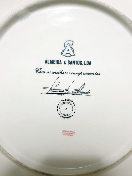 Prato calendario de 1992 Almeida & Santos Lda. em porcelana