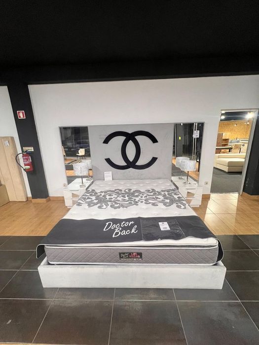 Vendo
2 estores: 100€ 
Cama + estrado + colchão: 300€ 
Estão como novos mesmo!
A cama tem os espelhos laterais que dão para montar junto ou não.