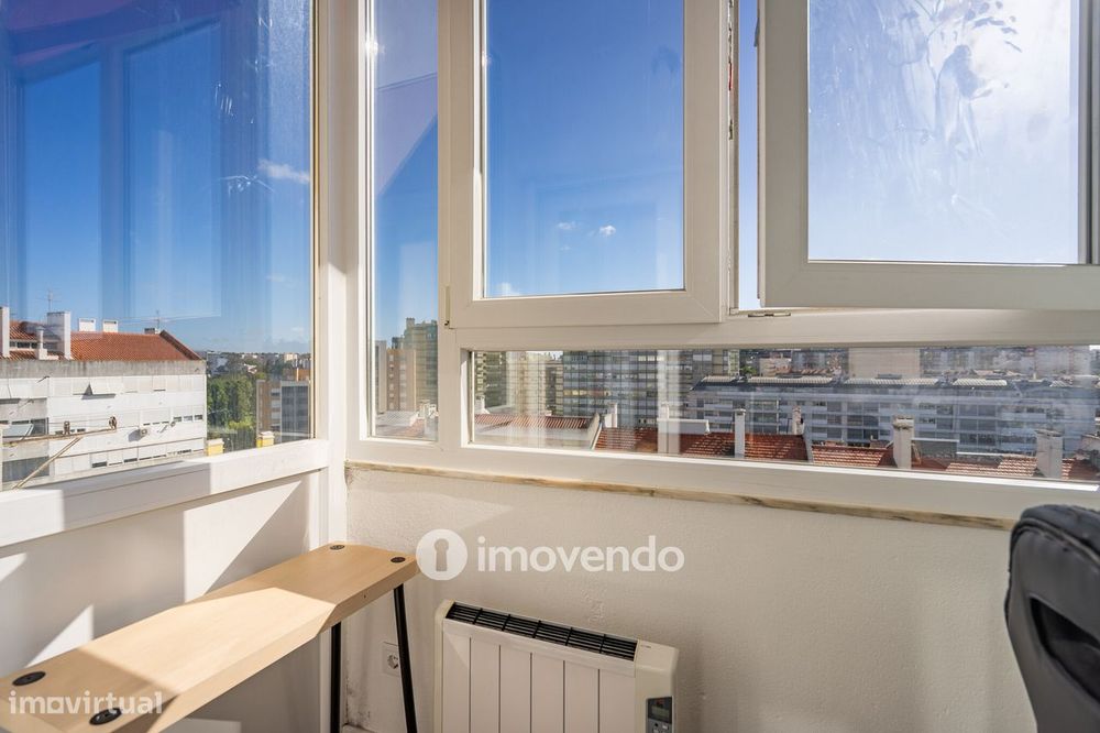 Apartamento T3+1 com áreas amplas e cozinha equipada, no Lumiar