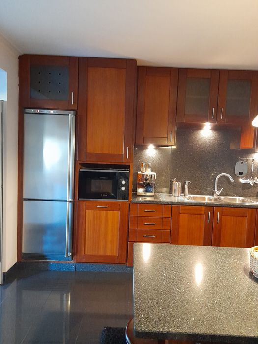 Cozinha em madeira de afizelia, forma de canto,  4.50 X 2.55m.