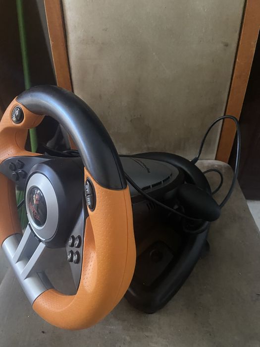 Volante gamer em bom estado.