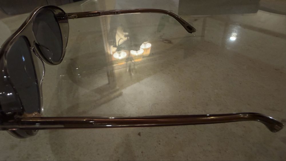 Óculos de Sol Tom Ford – acetato translúcido fumado | lentes cinza