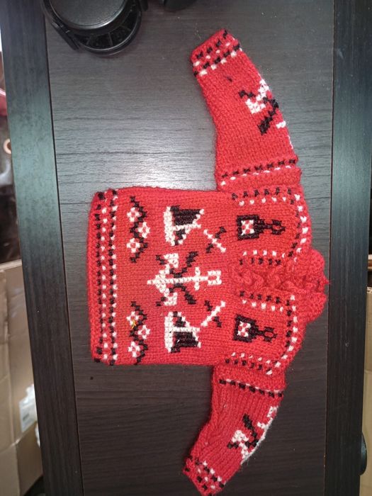 Camisola Poveira miniatura (versão em fundo vermelho), uma peça tradicional do artesanato têxtil português originária da Póvoa de Varzim.