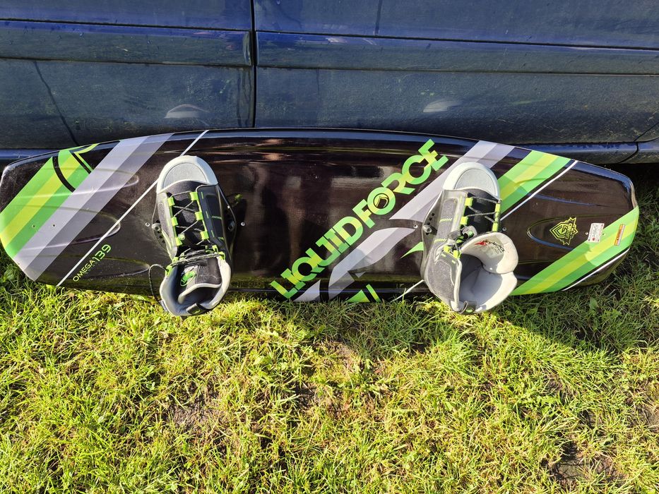 Deska do Wakeboard Liquid Force Omega 139 z wiązaniami