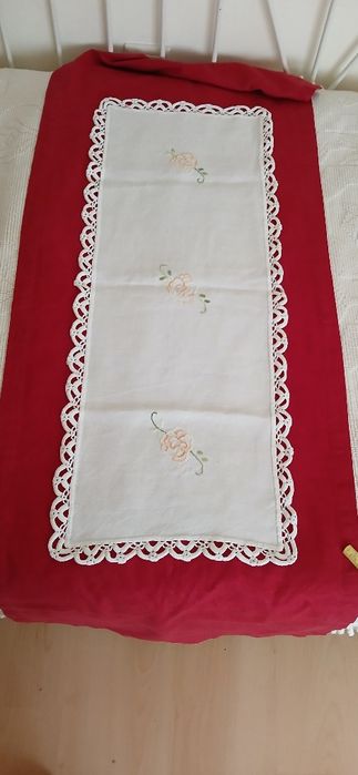 Naperon bordado e debruado a crochet