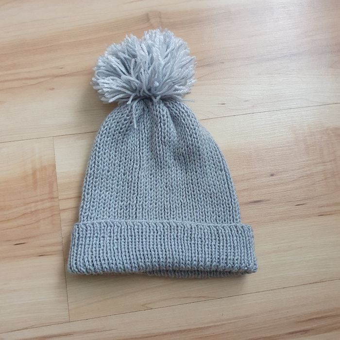 Czapka damska z pomponem