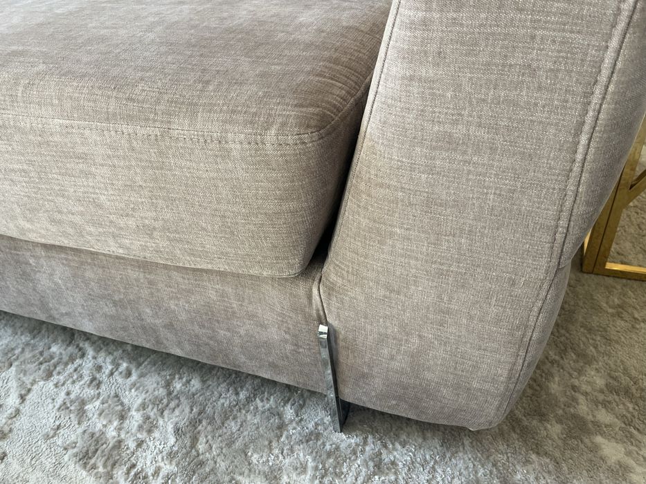 Sofá bege com detalhes em prata