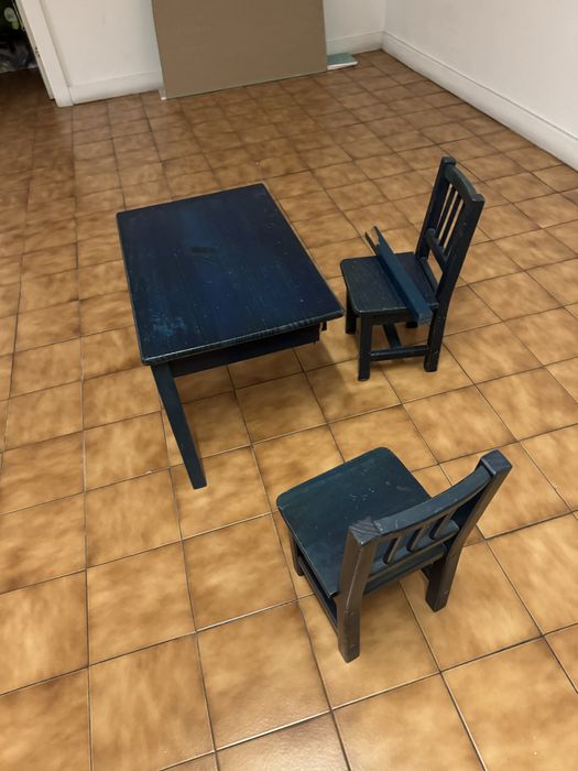2 cadeiras e 1 mesa de criança
