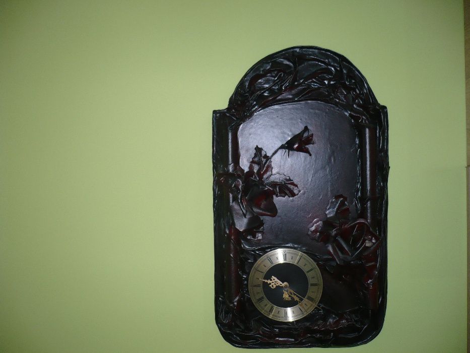 Zegar ścienny w oprawie skórzanej