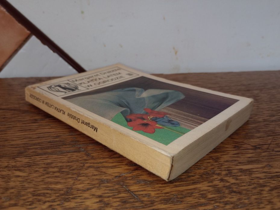 Klatka latem w ogrodzie. Margaret Drabble