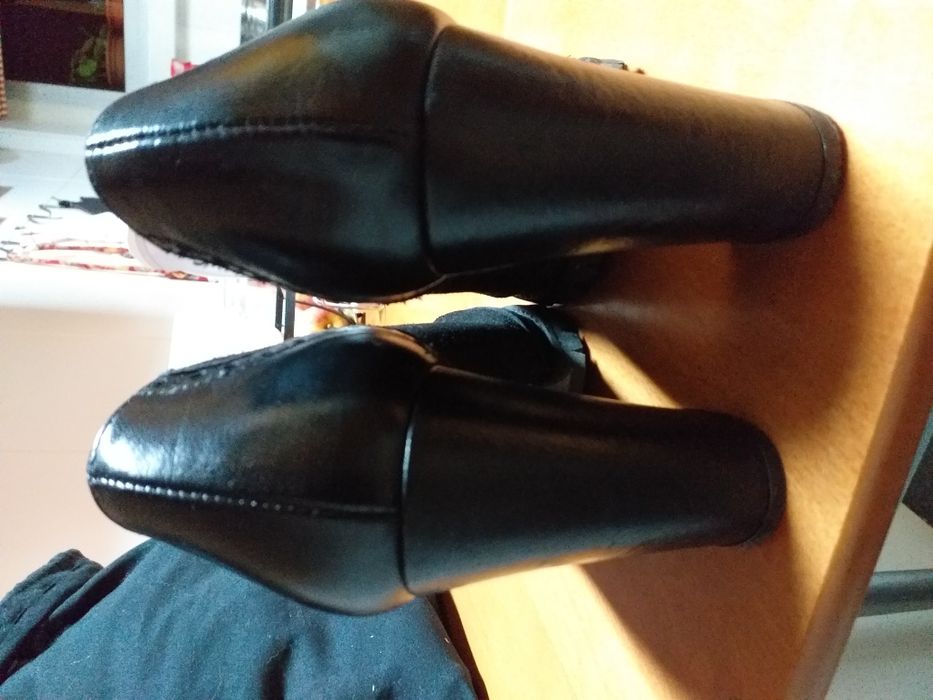 Sapatos Pretos Tapadas como Novos