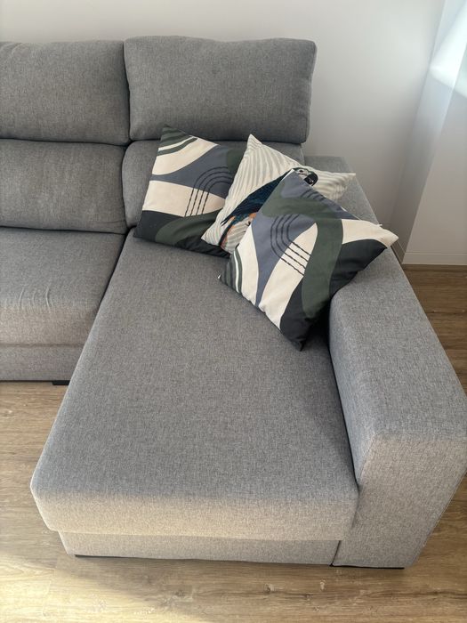 Sofá chaise longue com baú e puffs cinzento