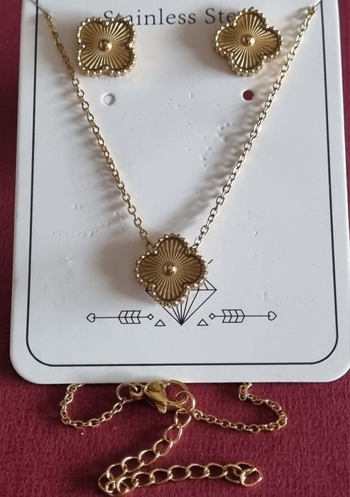 Conjunto dourado (colar e brincos), em aço, com trevo estriado.