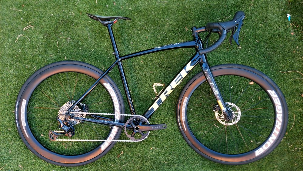 Trek Domane AL (Tam. T54) – Estrada e Gravel (Versátil)
​Pr