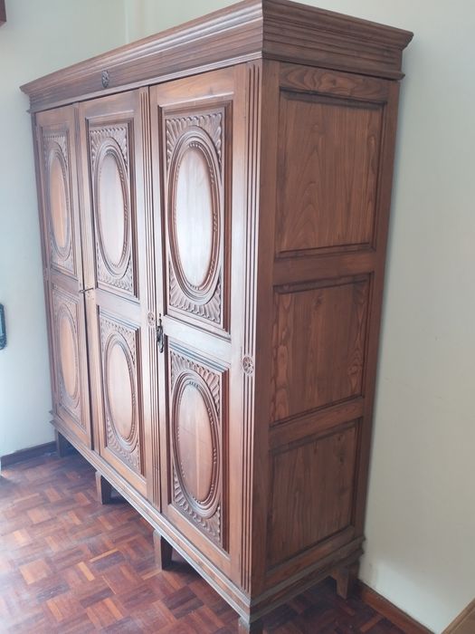 Mobília de quarto em madeira de Castanho