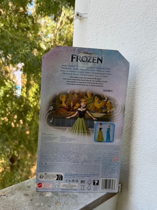 Boneca frozen que canta