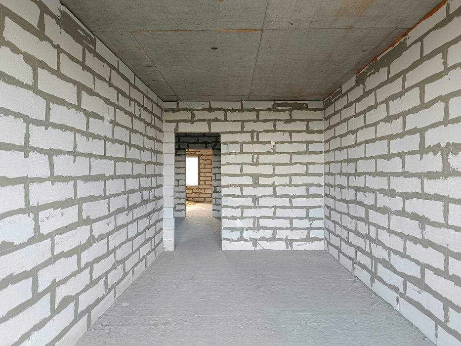 Новобудова 93кв.м центр міста 3-й поверх можливо під державну програму