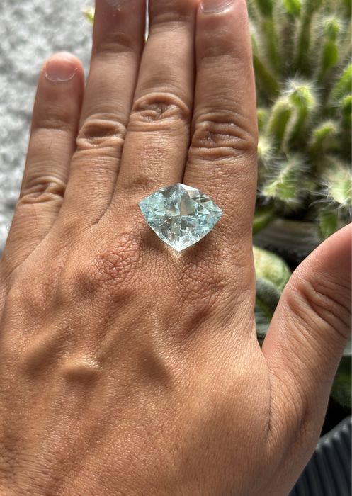 Água Marinha Facetada com Inclusões 18.30cts