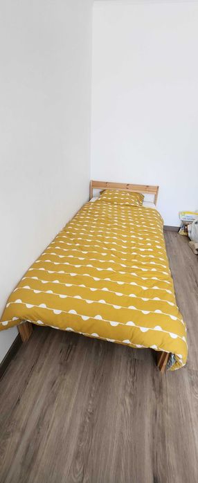 Cama individual,  com estrado de ripas e colchão
