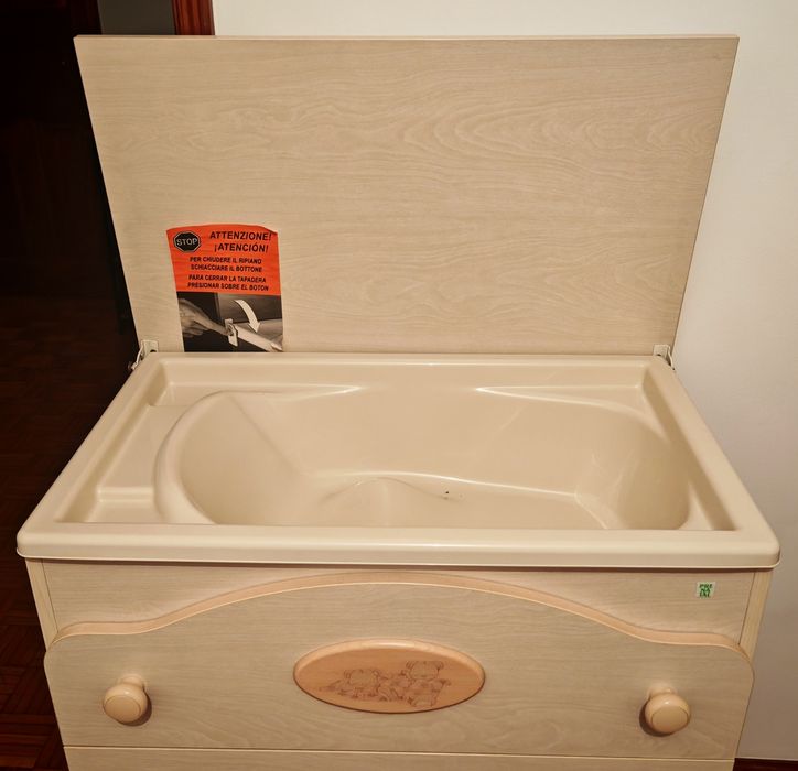 Cómoda para criança com banheira e rodasd