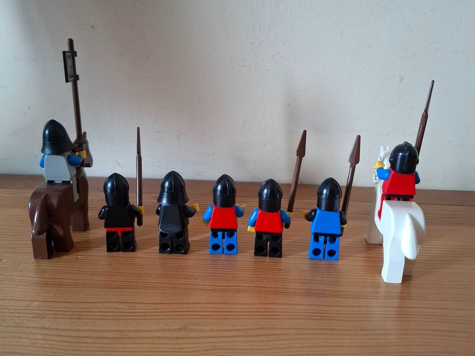 Lego - Bonecos / Figuras Soldados Falcão Negro e Cavaleiros - Castelo