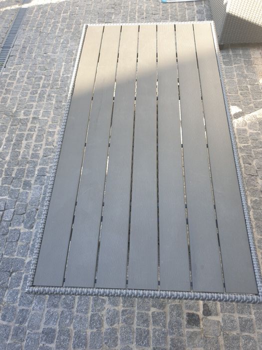 Mesa de jardim como nova