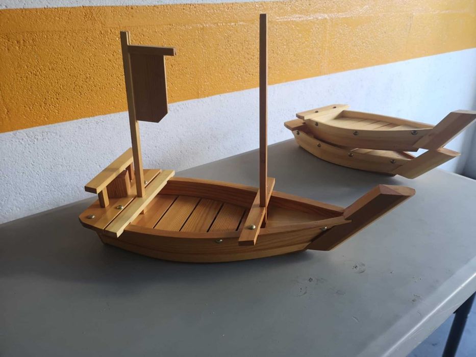 Barcos de madeira para sushi