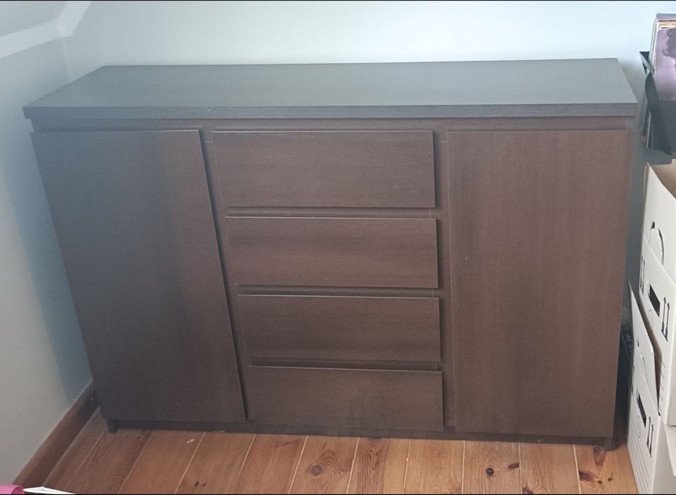 Komoda z dwiema szafkami i czterema szufladami